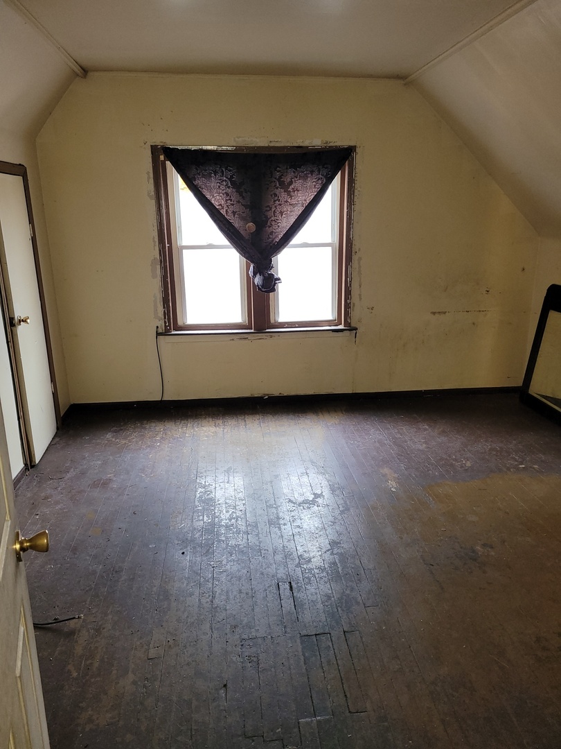7607 S May Street Property Photo 5