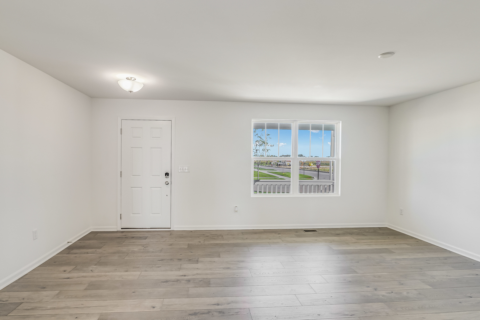 960 Maplewood Drive Property Photo 2