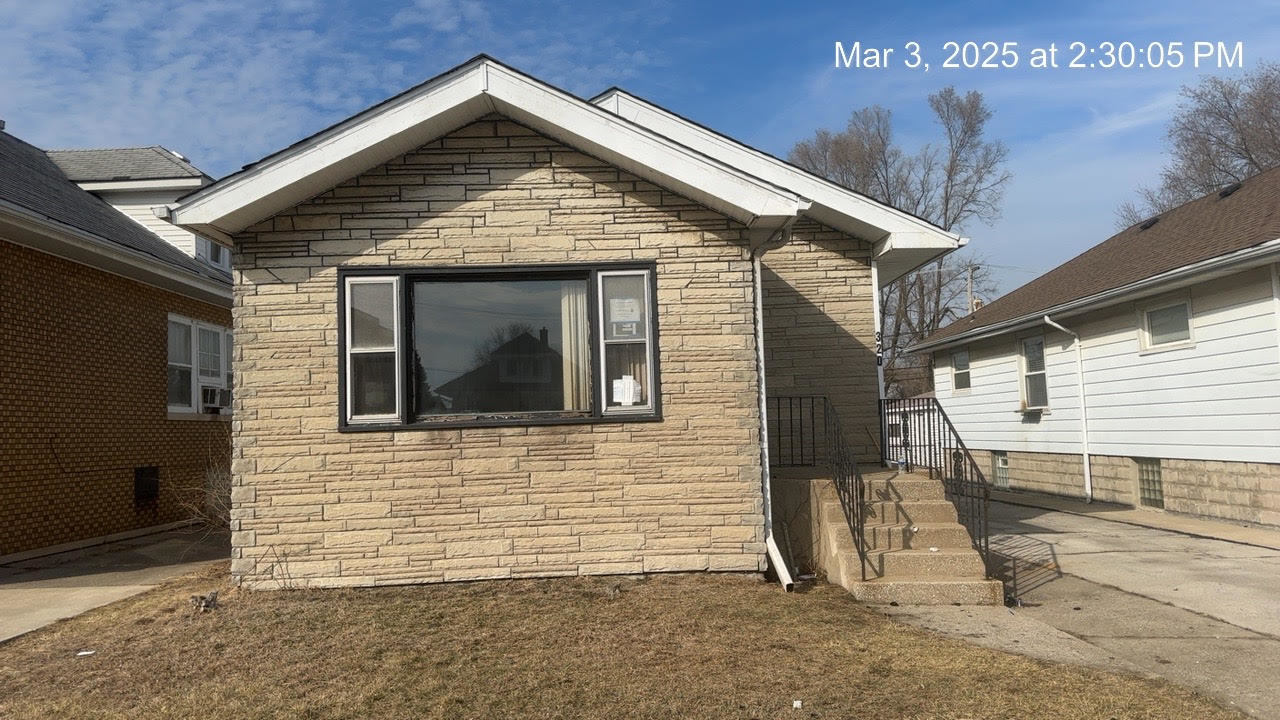 320 157th St Property Photo
