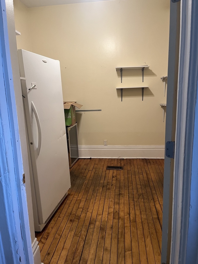 123 S Lake St Property Photo 4