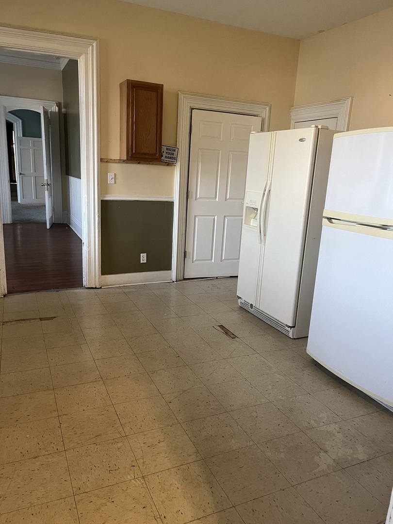 123 S Lake St Property Photo 5