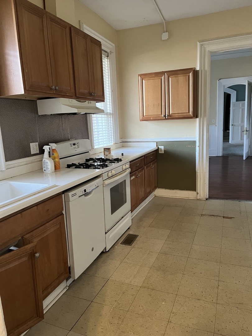 123 S Lake St Property Photo 6