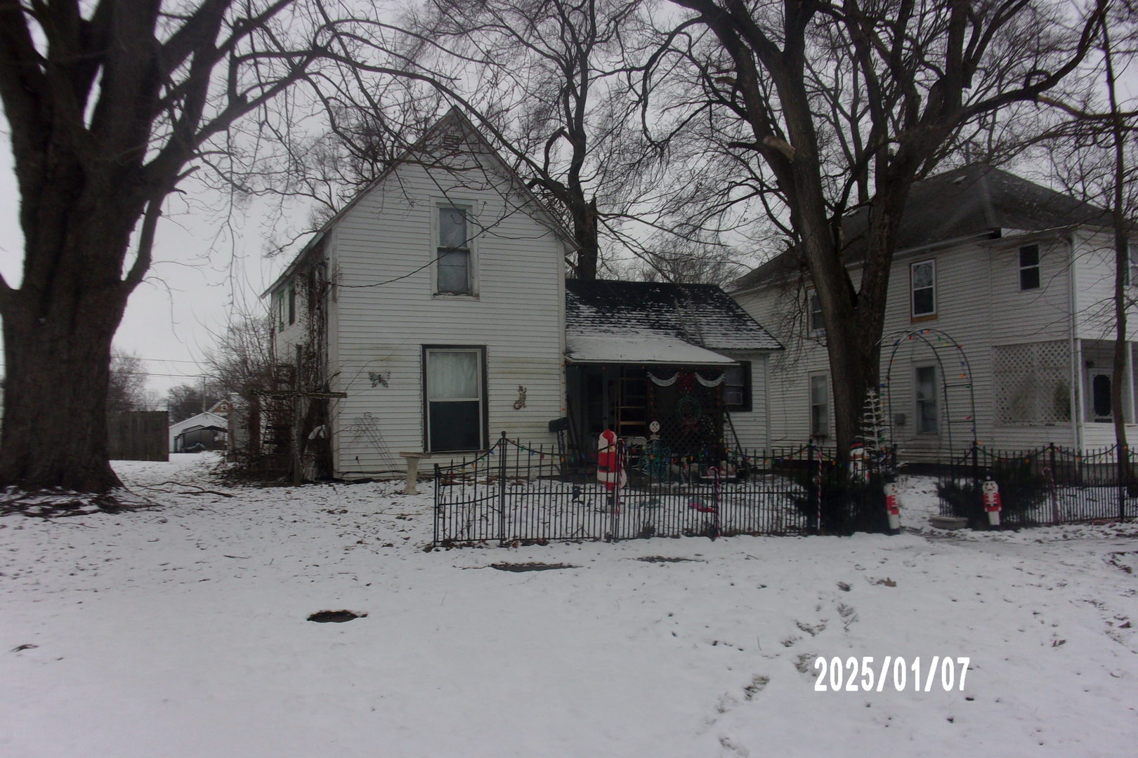 843 E Seminary Street Property Photo
