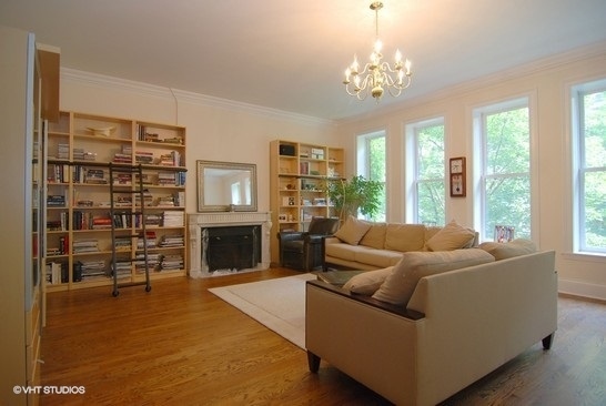 1436 N Astor Street Property Photo 4