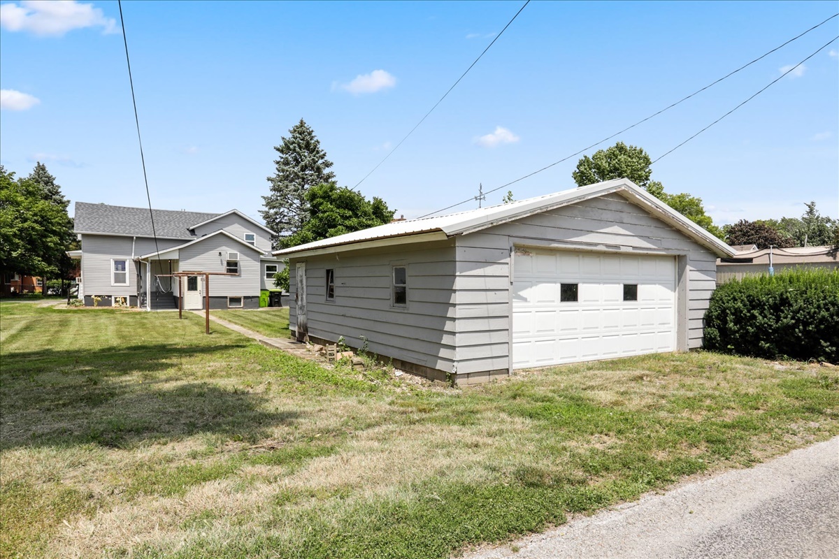 505 E Elm Street Property Photo 4