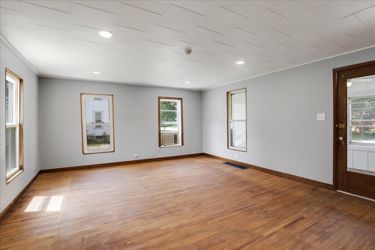 505 E Elm Street Property Photo 6