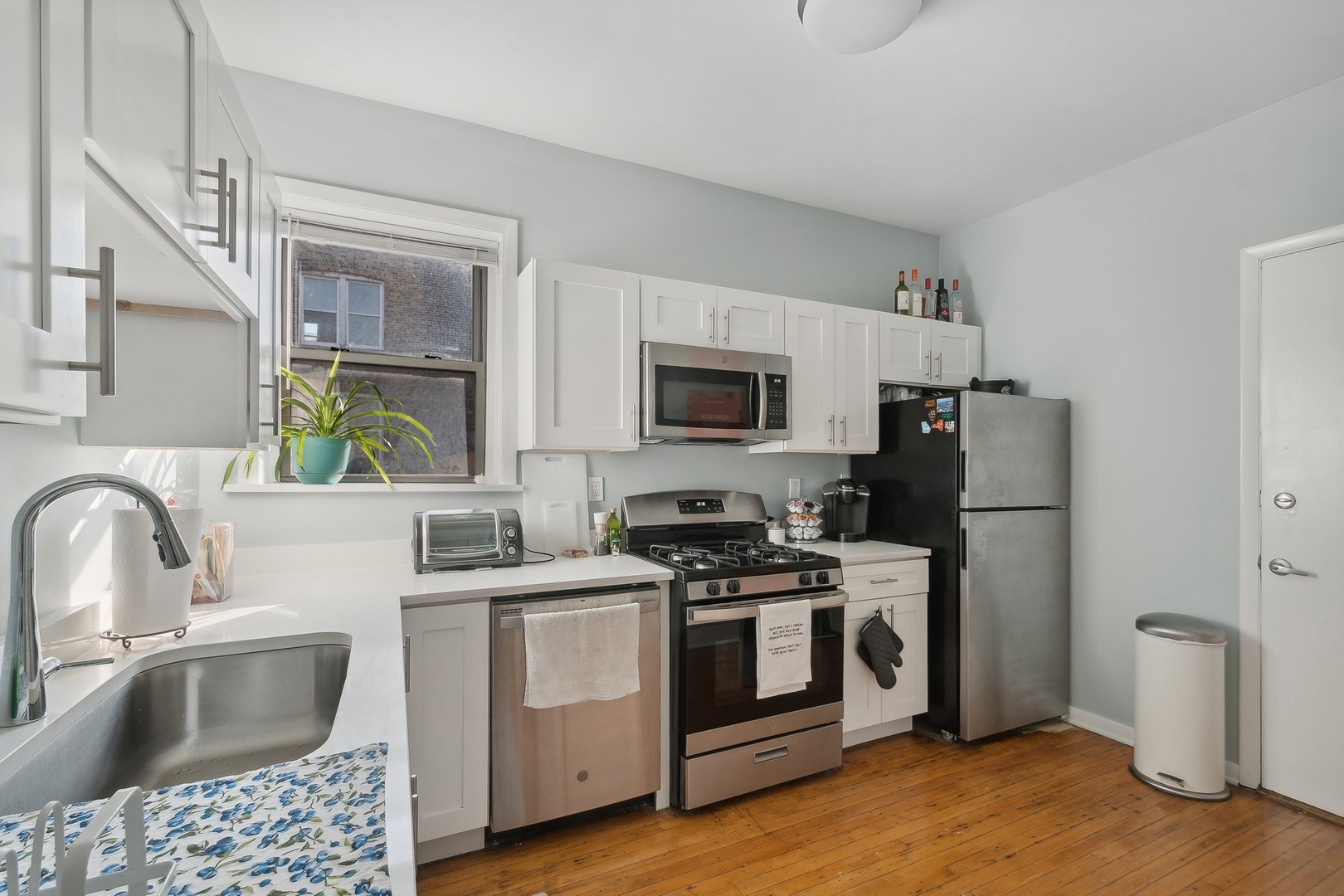 3472 N Clark Street Property Photo 6