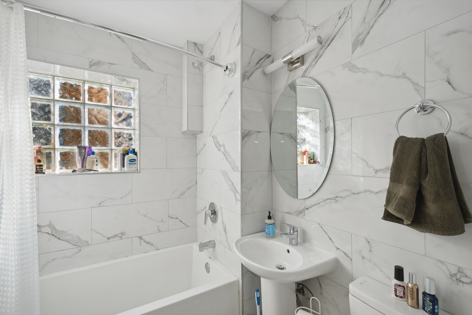 3472 N Clark Street Property Photo 14