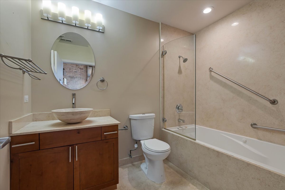 2545 S Dearborn Street 508 Property Photo 19
