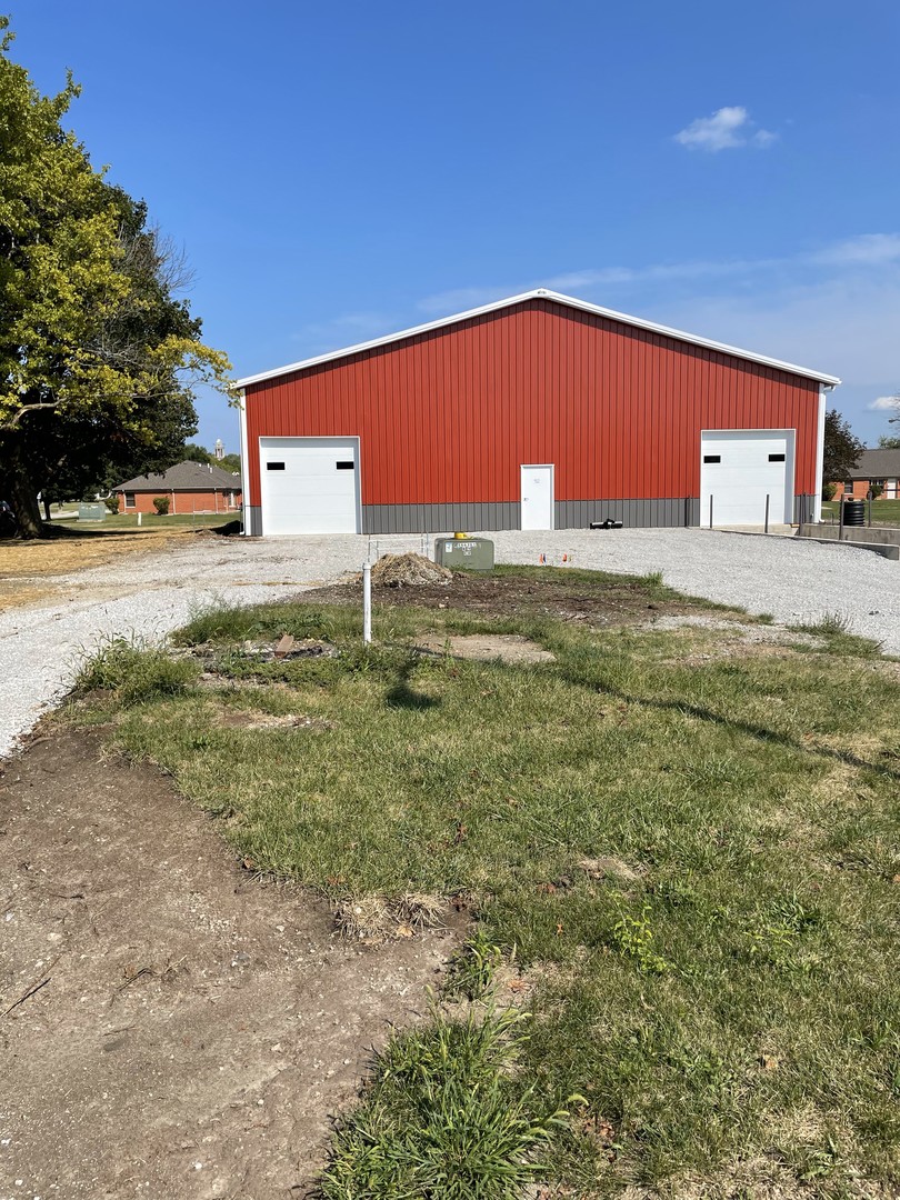 565 N Grove St Property Photo 4