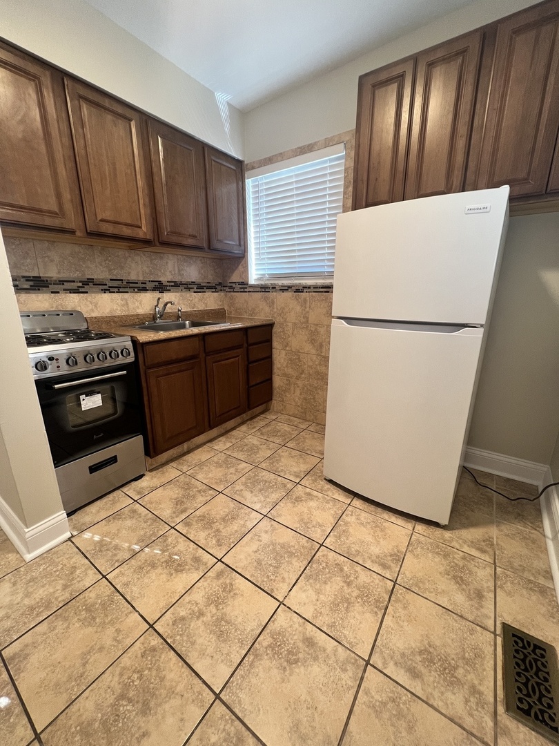 4858 Lee Street 2c Property Photo 5