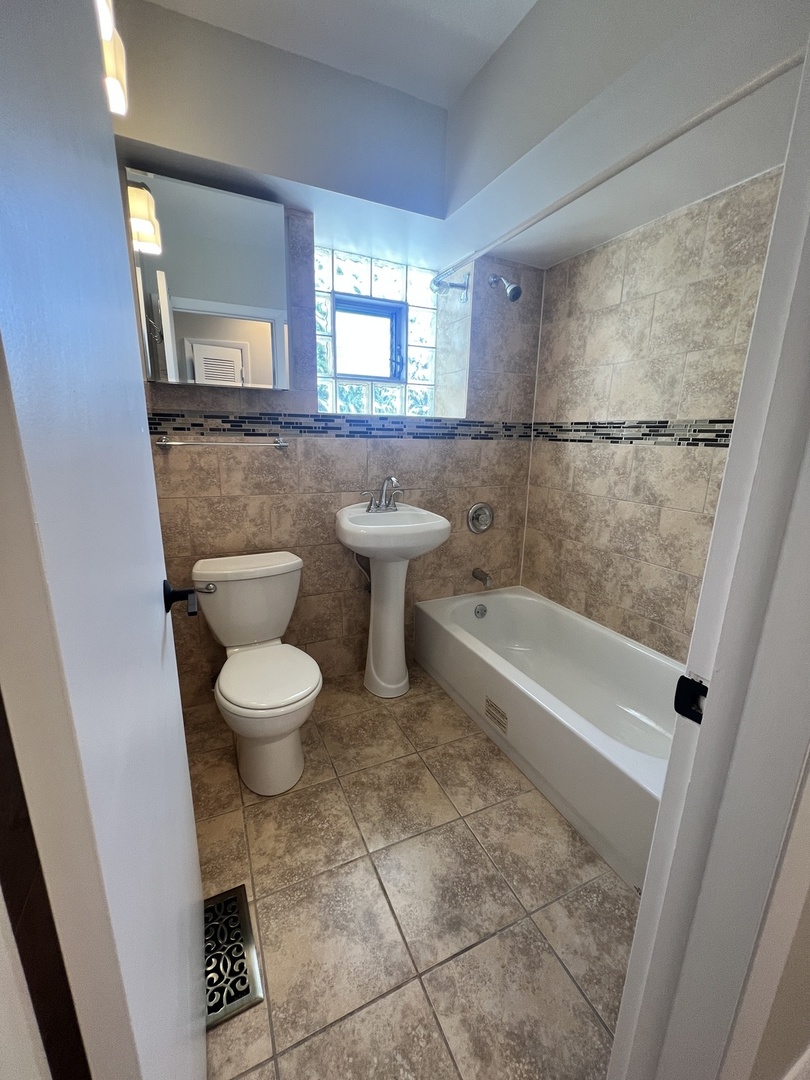 4858 Lee Street 2c Property Photo 8