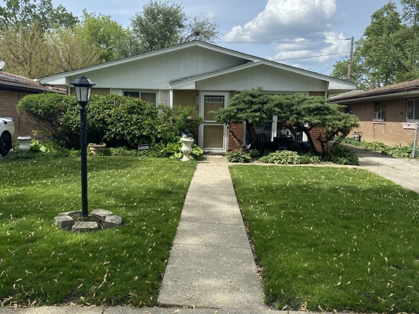 1521 E 13th Place Property Photo 1