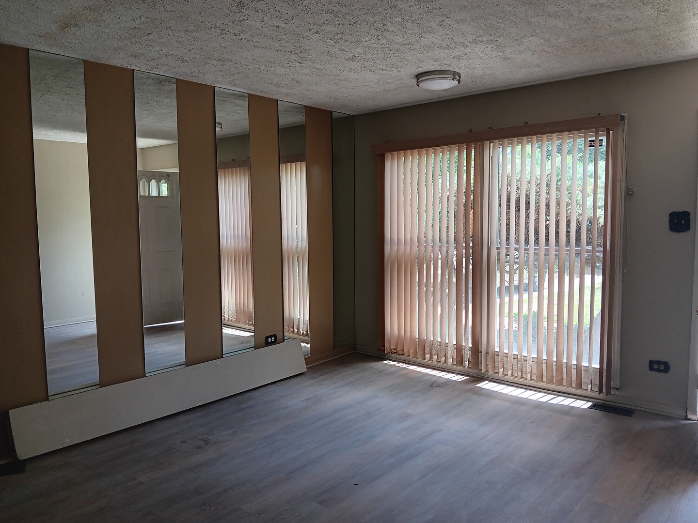 1521 E 13th Place Property Photo 4