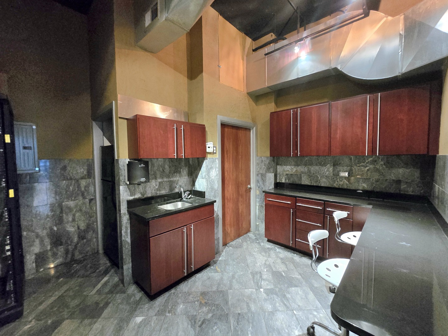 2239 W North Ave Property Photo 14