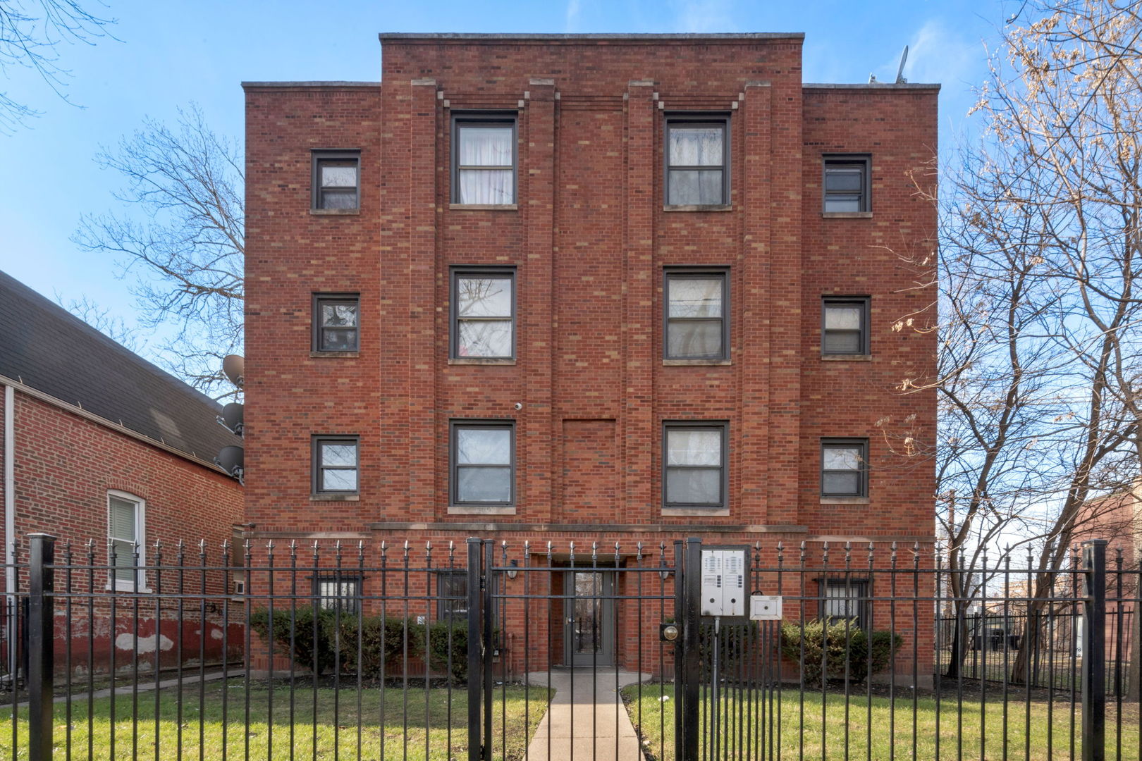 6630 S Vernon Avenue Property Photo 1