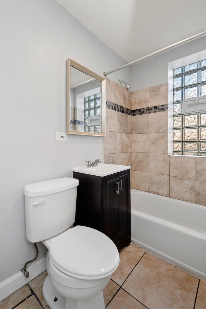 6630 S Vernon Avenue Property Photo 3