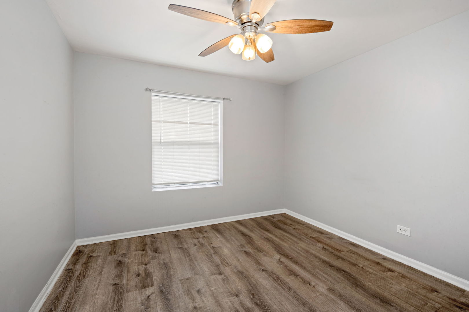 6630 S Vernon Avenue Property Photo 5