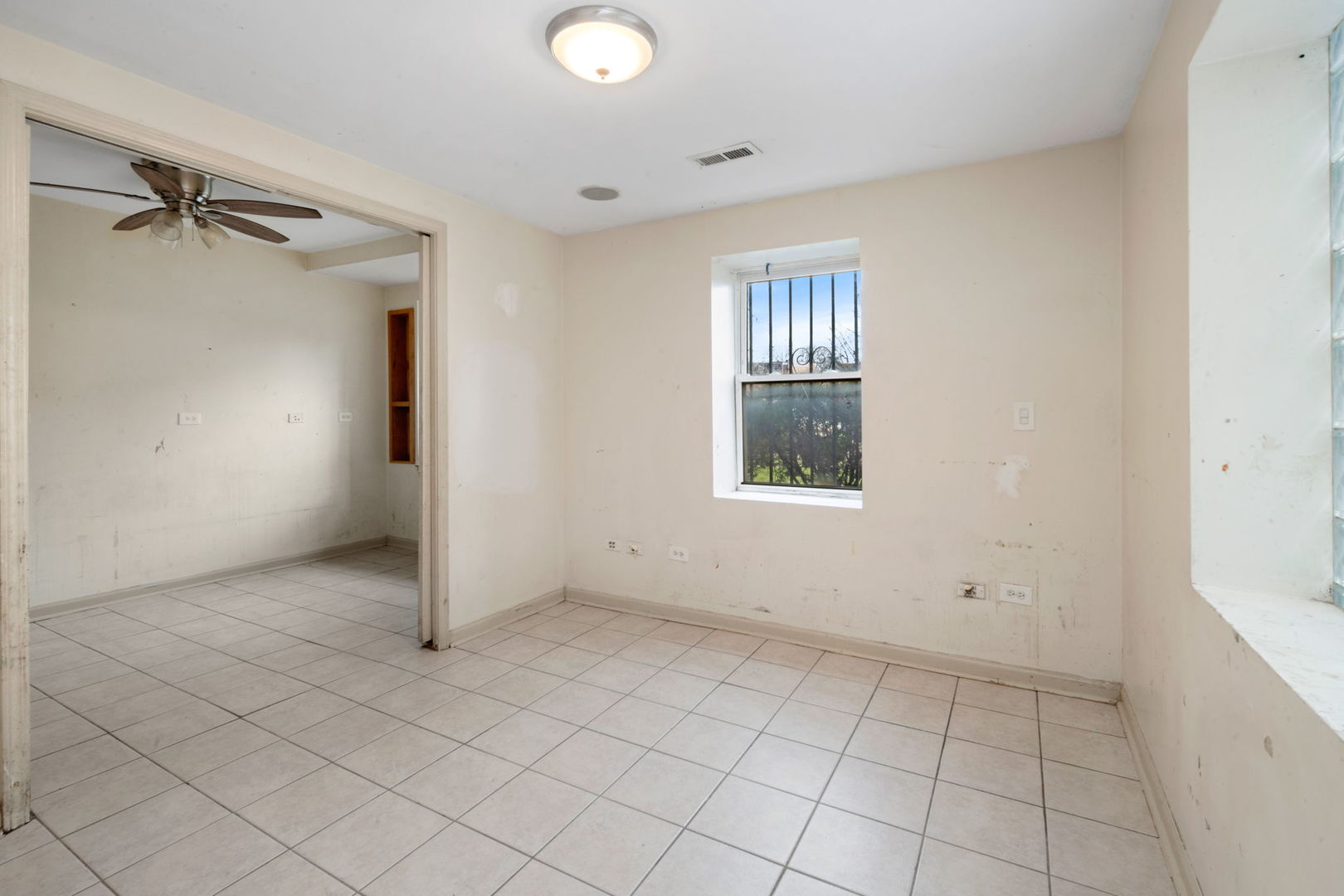 6630 S Vernon Avenue Property Photo 10