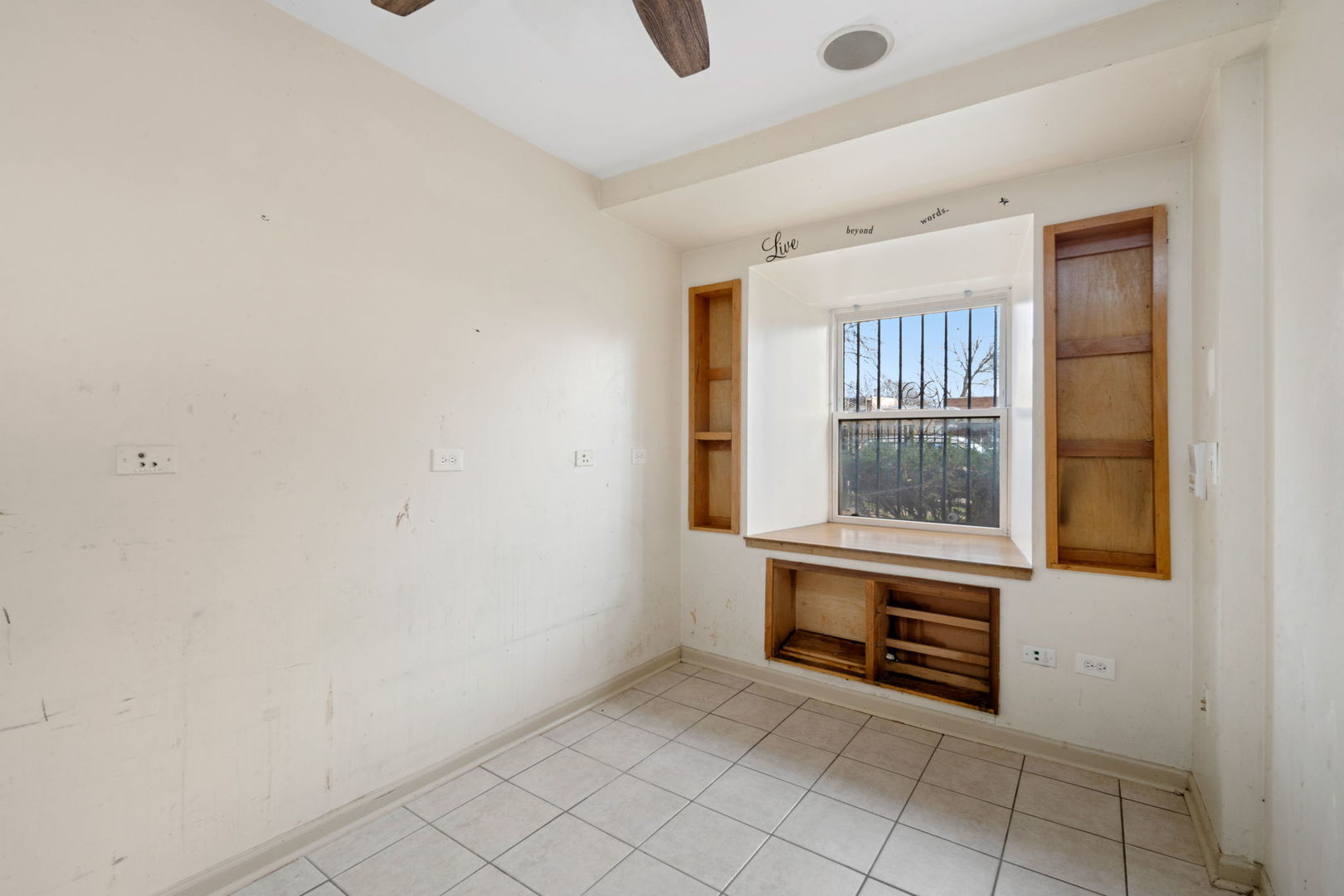 6630 S Vernon Avenue Property Photo 11