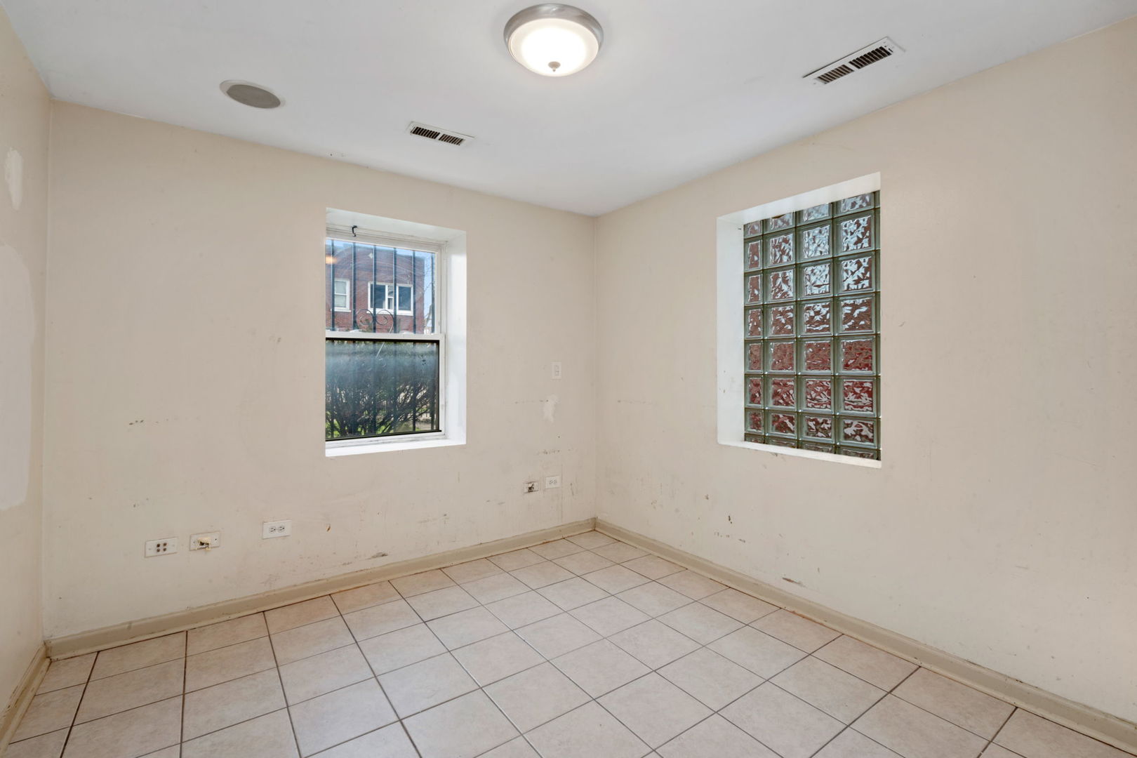 6630 S Vernon Avenue Property Photo 12