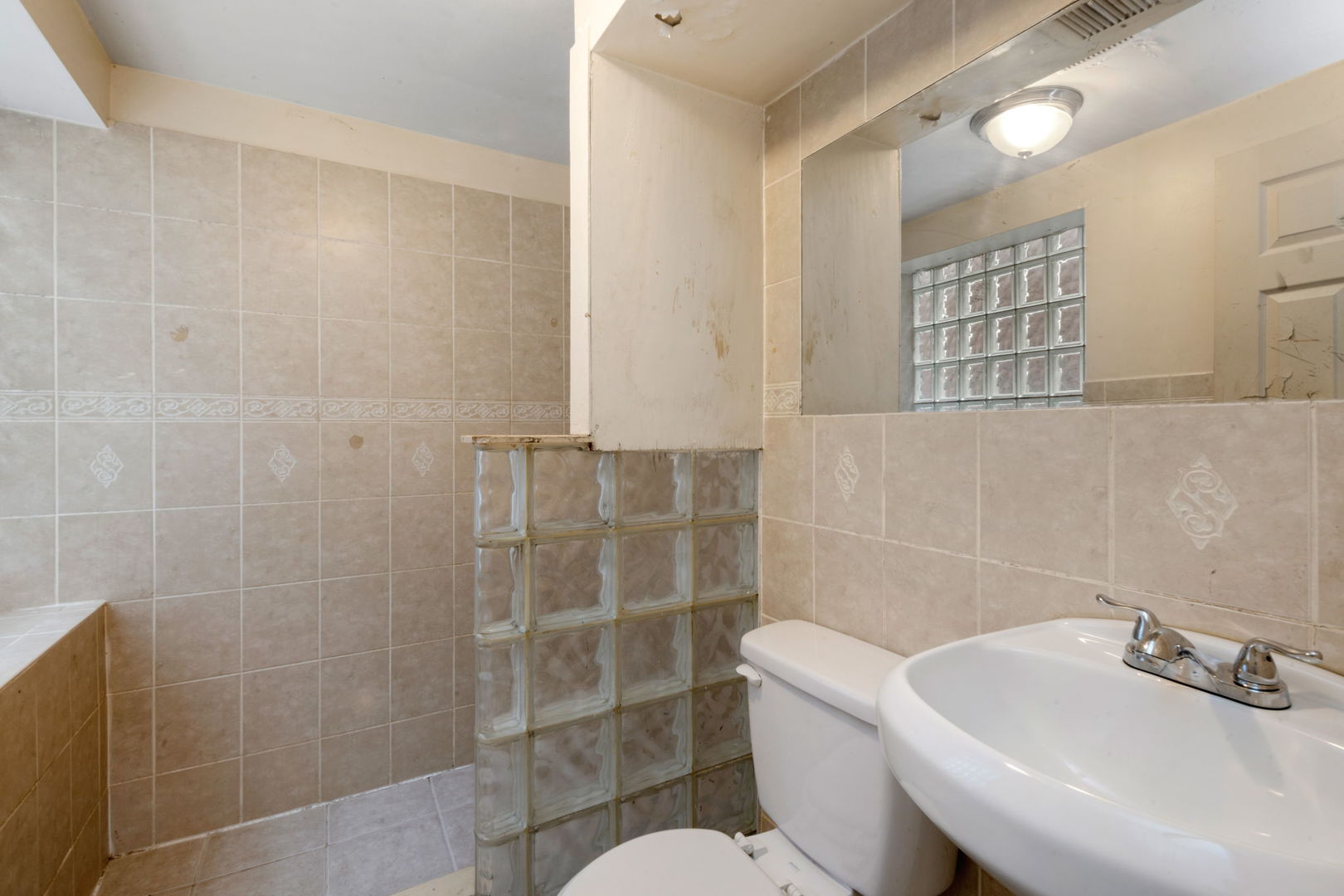 6630 S Vernon Avenue Property Photo 13