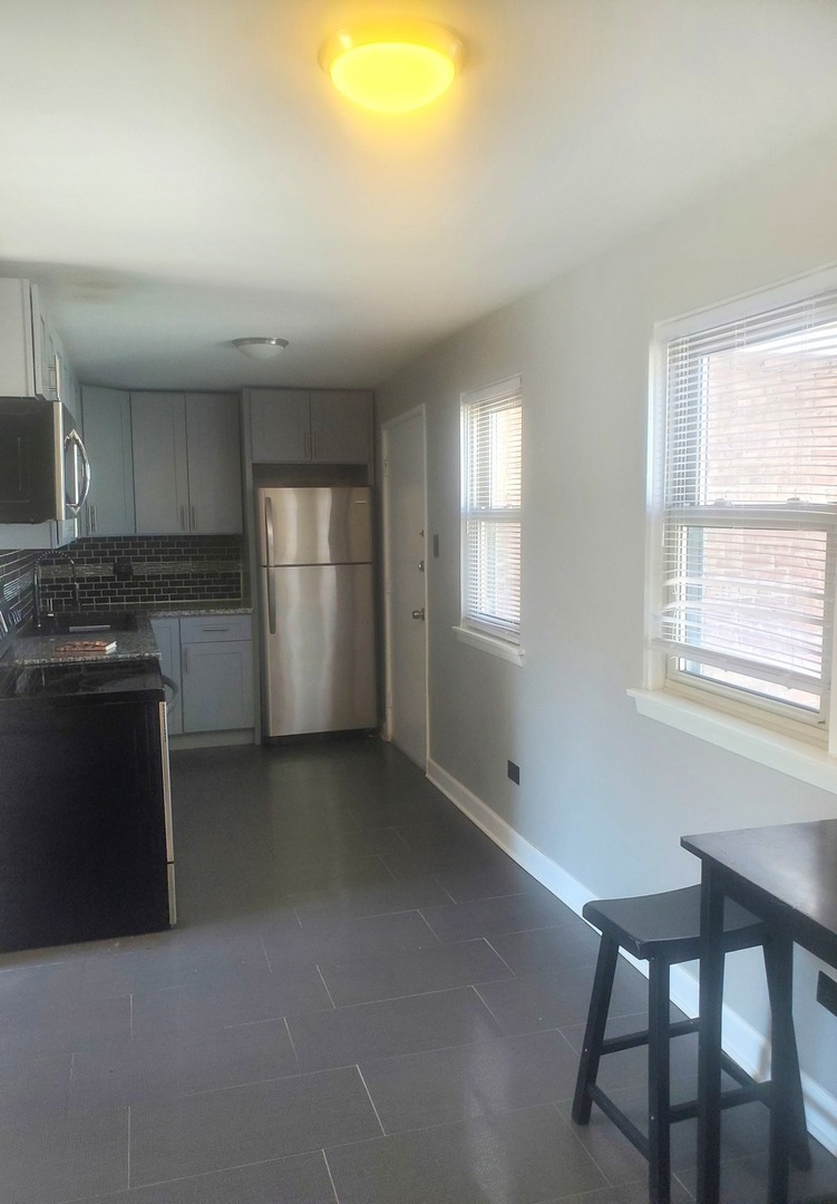 8027 S Exchange Avenue Property Photo 3
