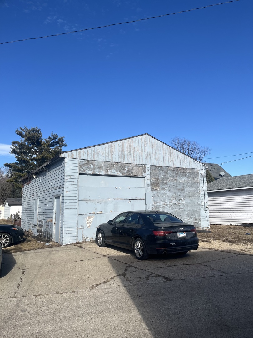 2314 Charles St Property Photo 4