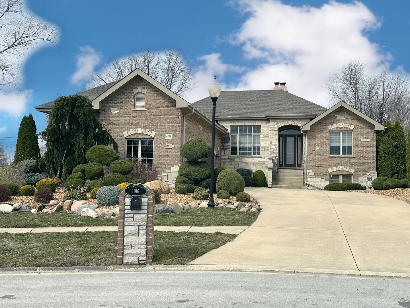 1186 Ambes Property Photo