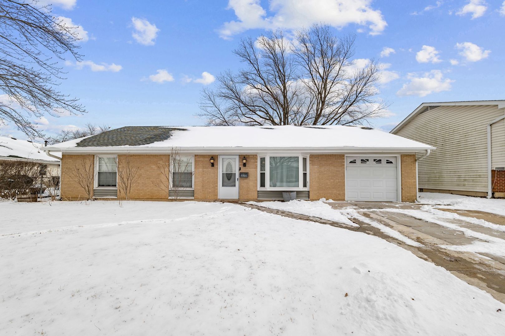 7925 Pebblebrook Cir Property Photo