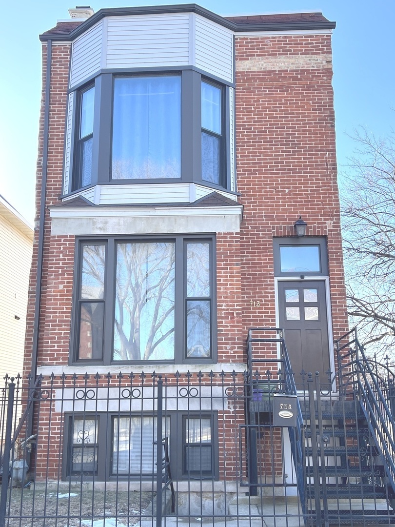 713 E Bowen Ave Property Photo 1