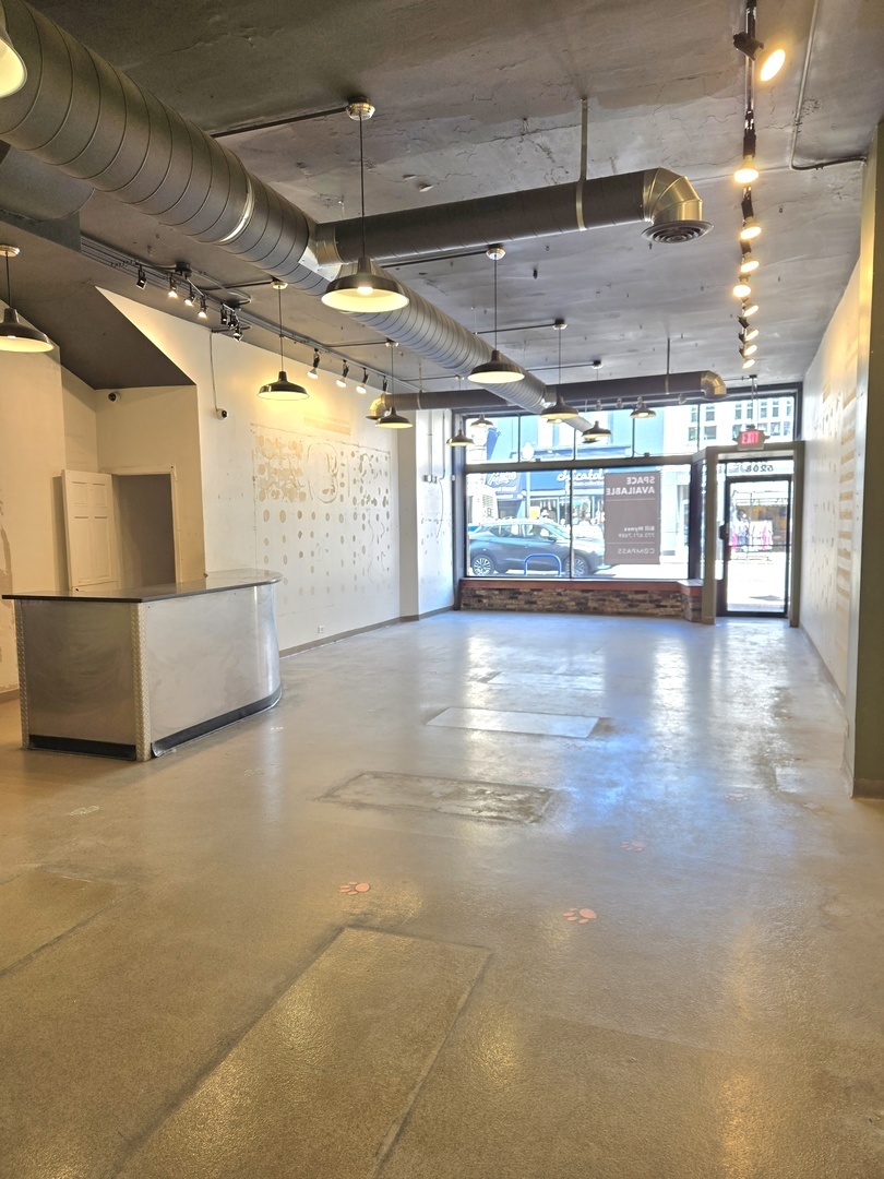5208 N Clark St Property Photo 3