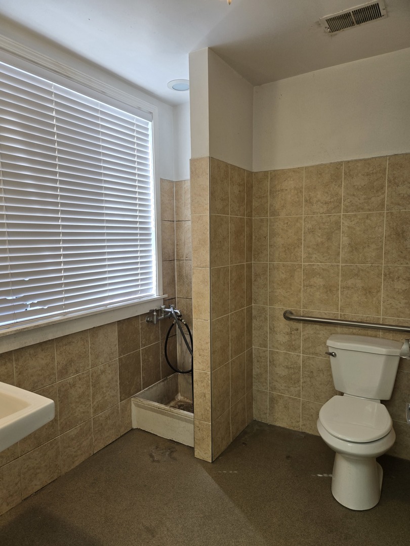 5208 N Clark St Property Photo 6