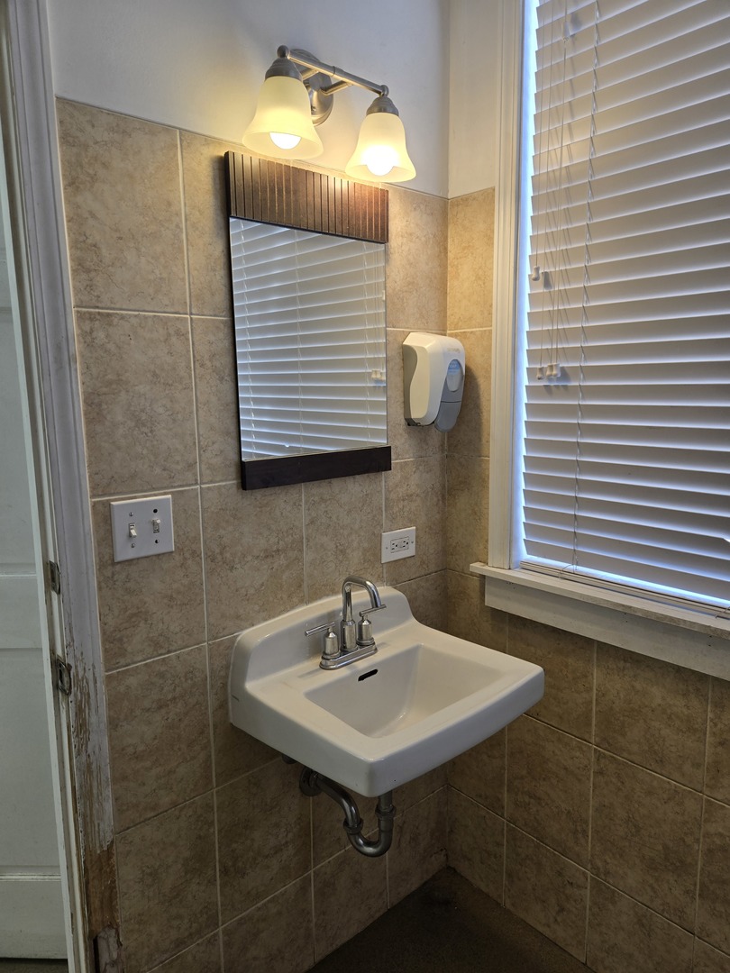 5208 N Clark St Property Photo 7
