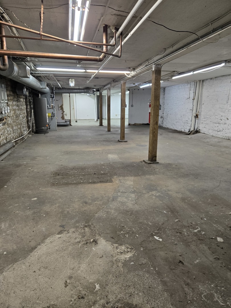 5208 N Clark St Property Photo 8