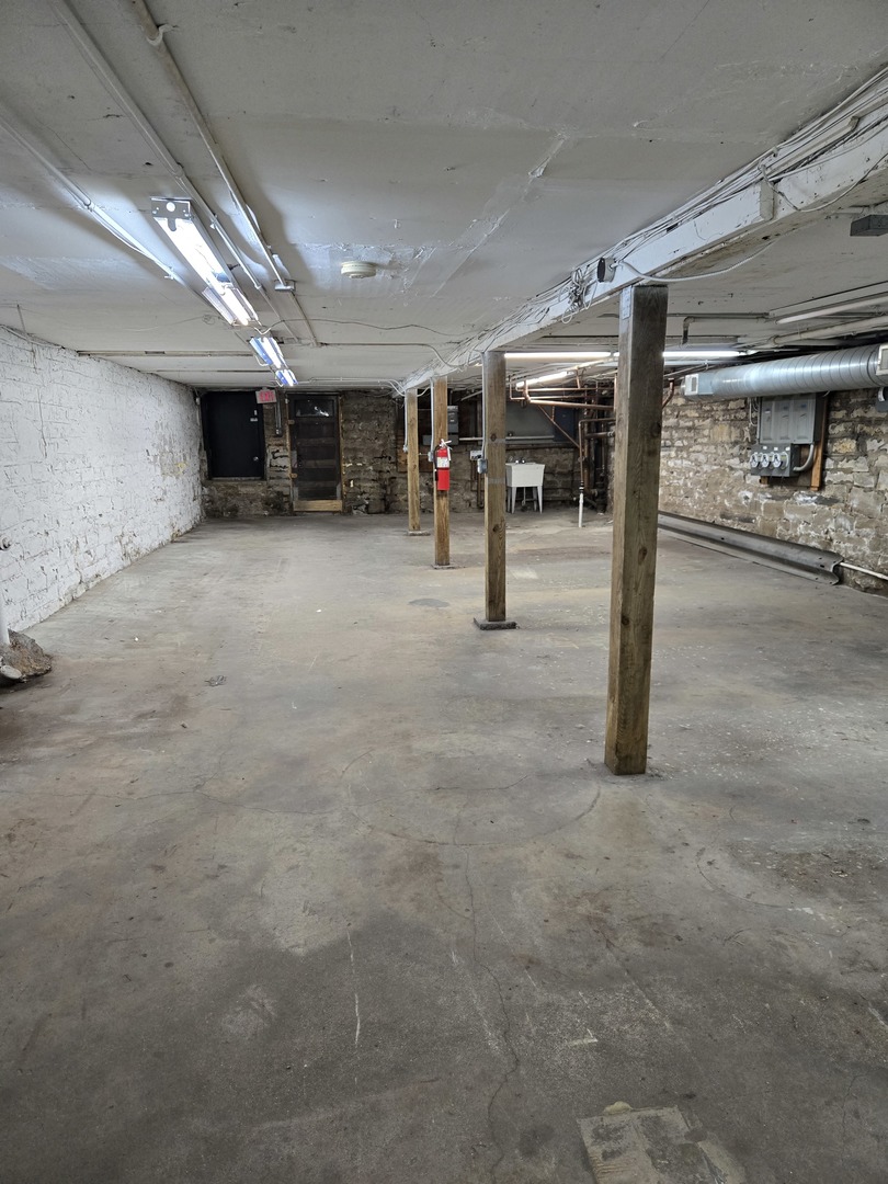 5208 N Clark St Property Photo 9