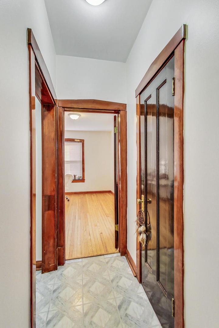 6600 N Clark Street Property Photo 4