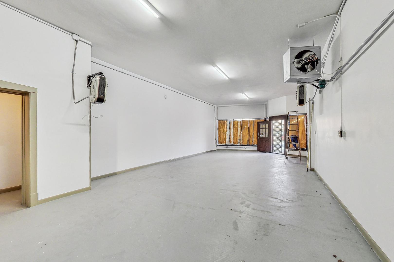 6600 N Clark Street Property Photo 9