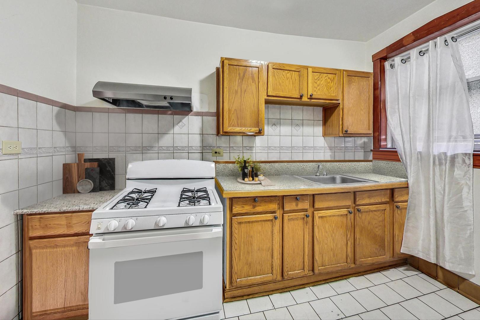 6600 N Clark Street Property Photo 15