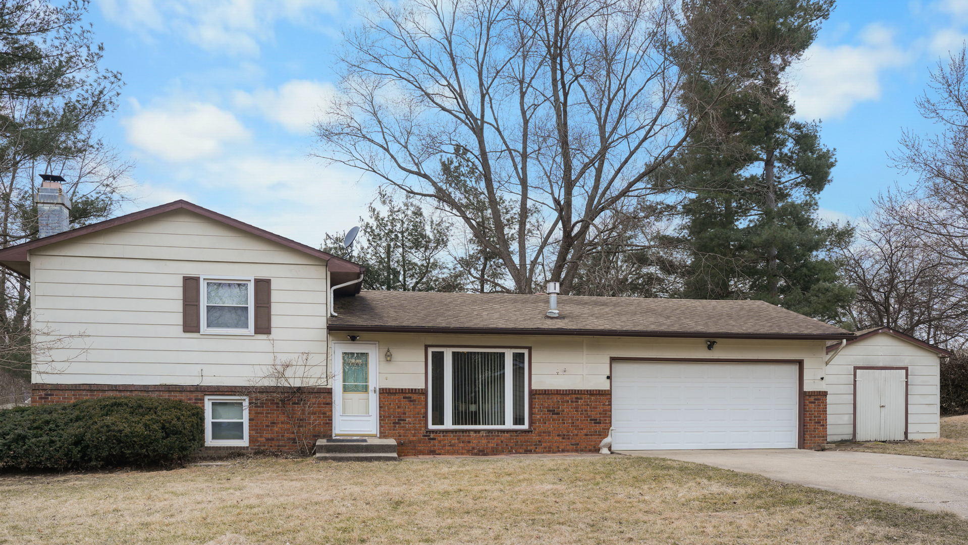8054 Pine Ave Property Photo
