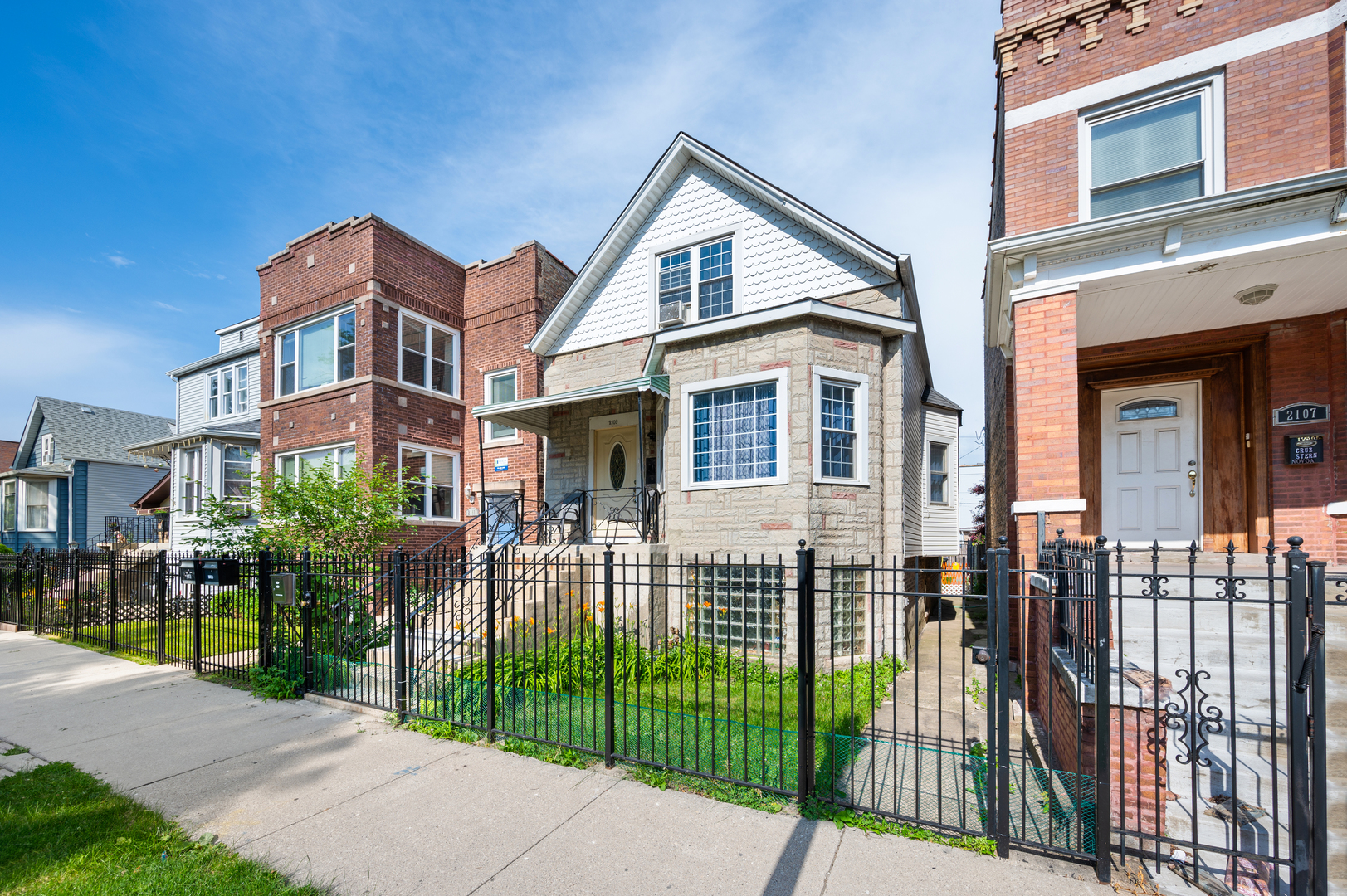 2109 N Karlov Avenue Property Photo 2