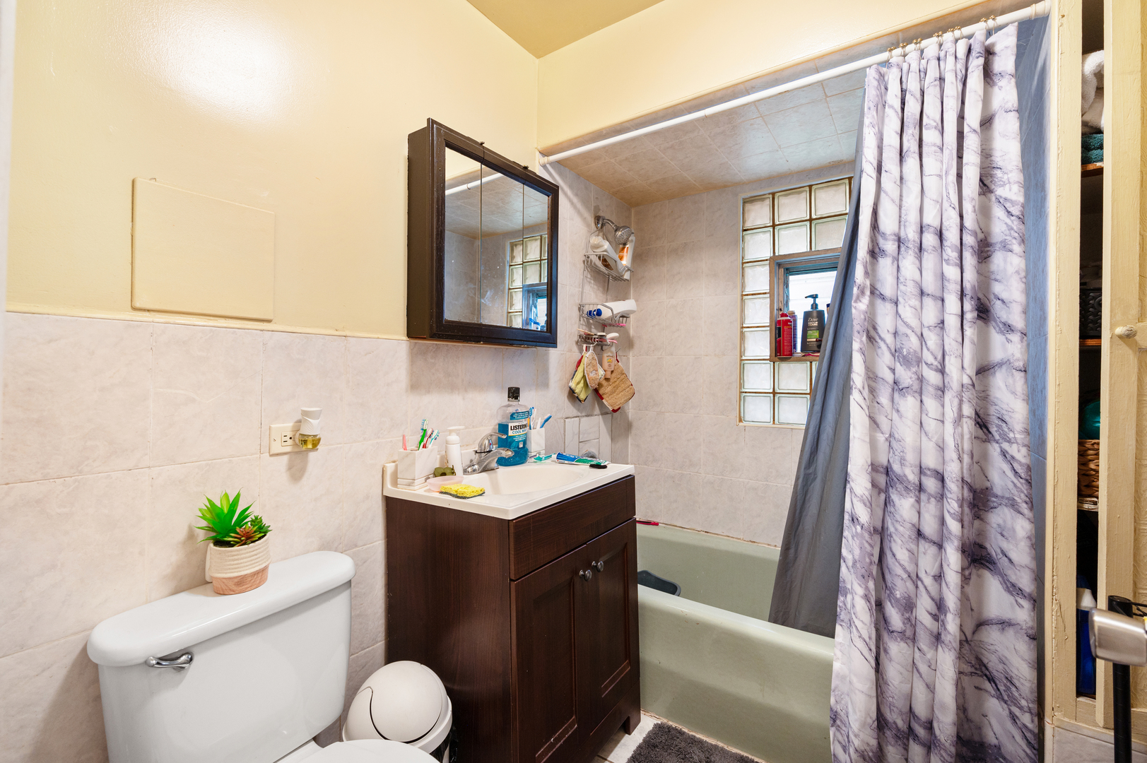 2109 N Karlov Avenue Property Photo 6