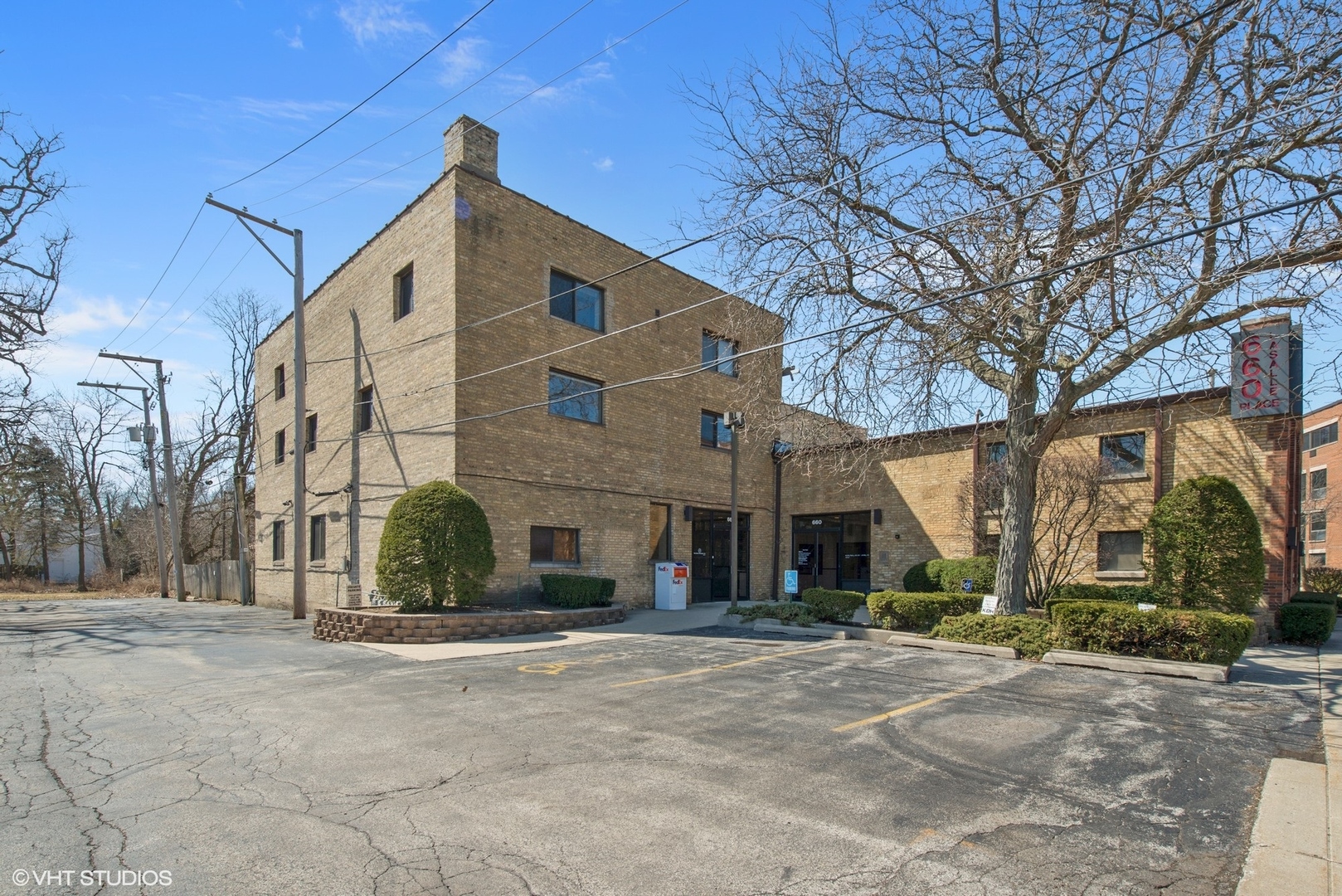 660 La Salle Place Property Photo 4