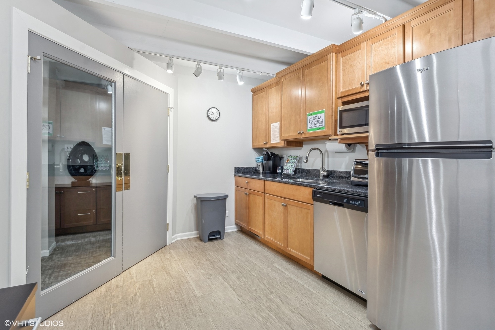 660 La Salle Place Property Photo 6