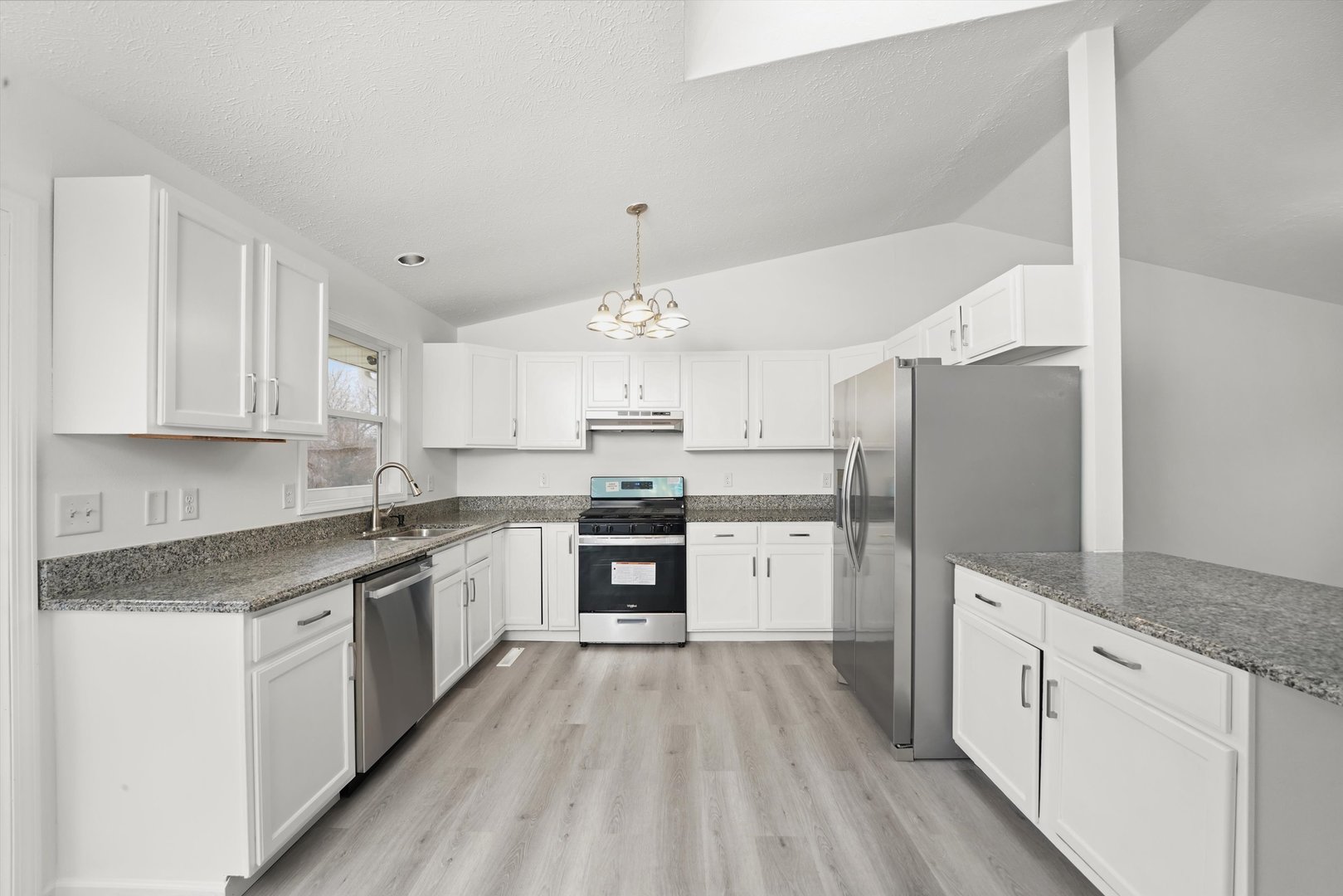 105 Constitution Drive Property Photo 3