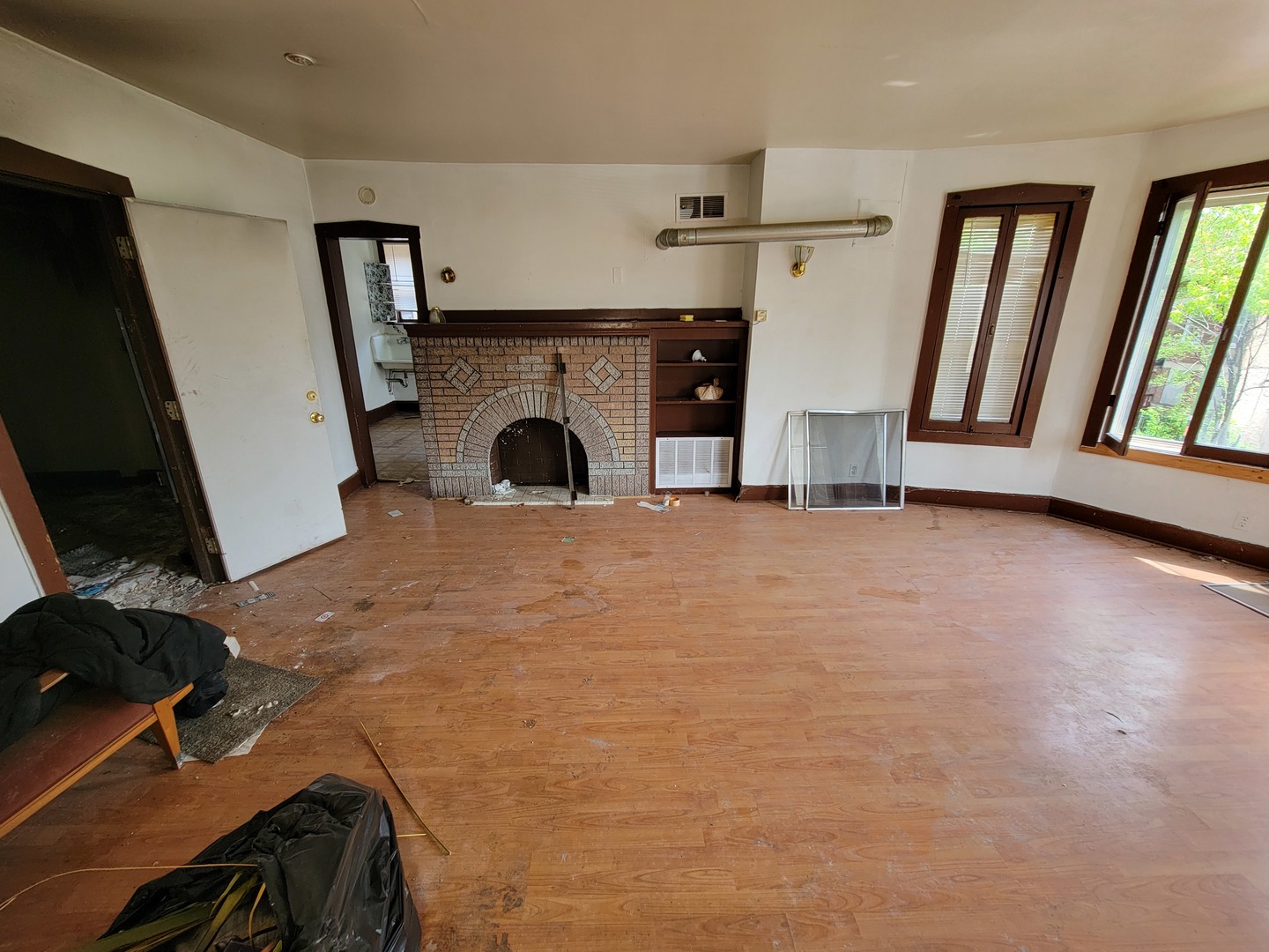 6418 S Vernon Avenue Property Photo 3
