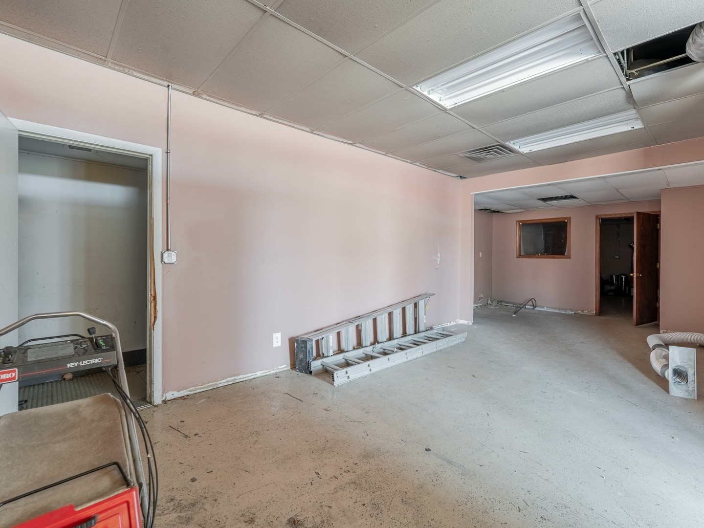 1060 Busse Highway Property Photo 8