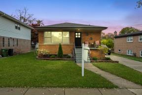 Oak Lawn Comm High School Real Estate Listings Main Image