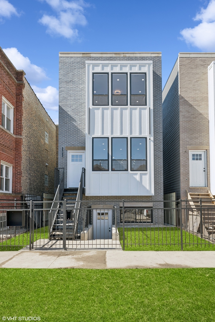 1052 N Central Park Avenue Property Photo 1