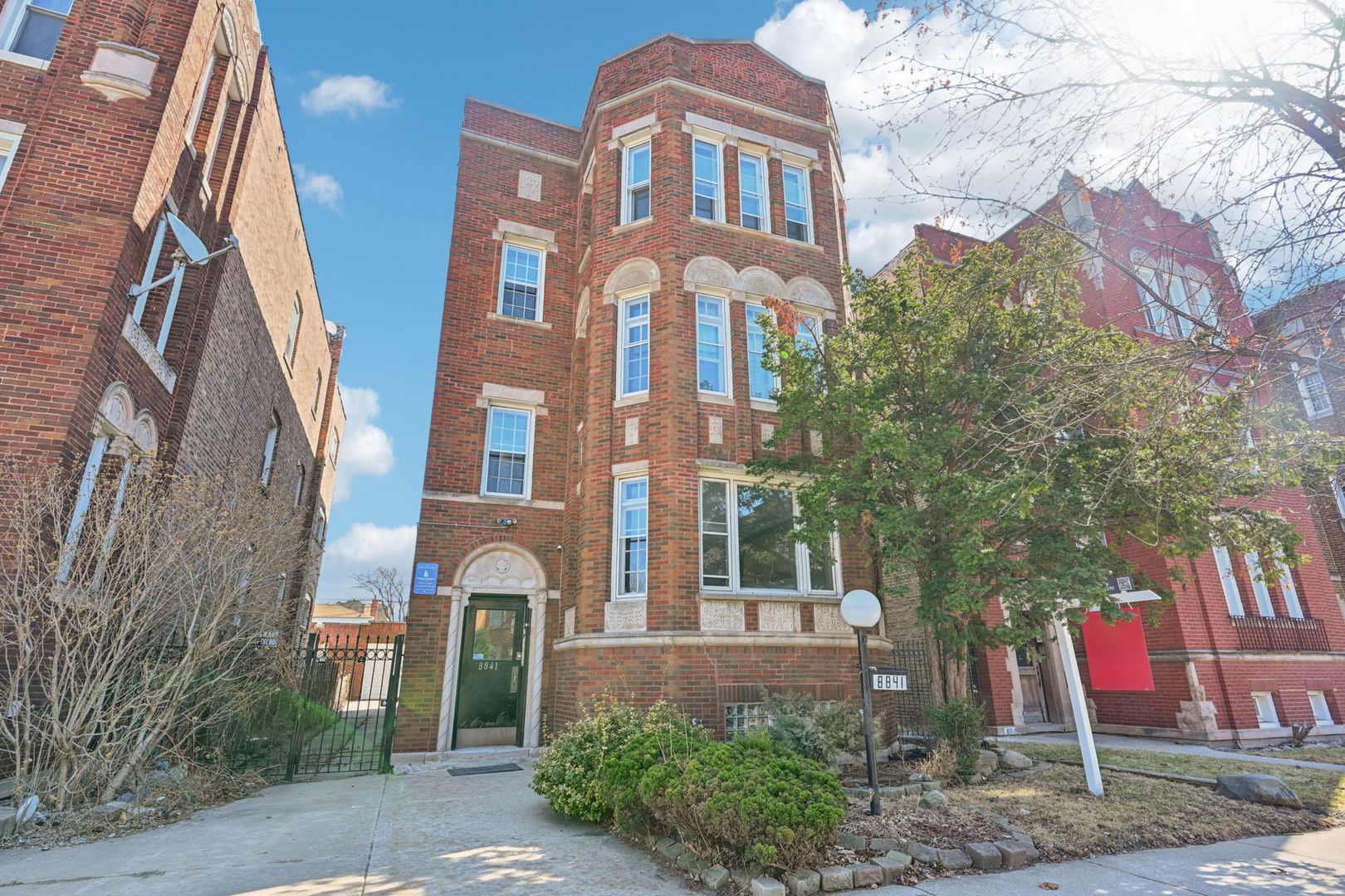 8841 S Dante Ave Property Photo